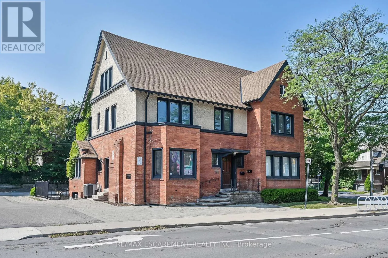 235 QUEEN STREET S