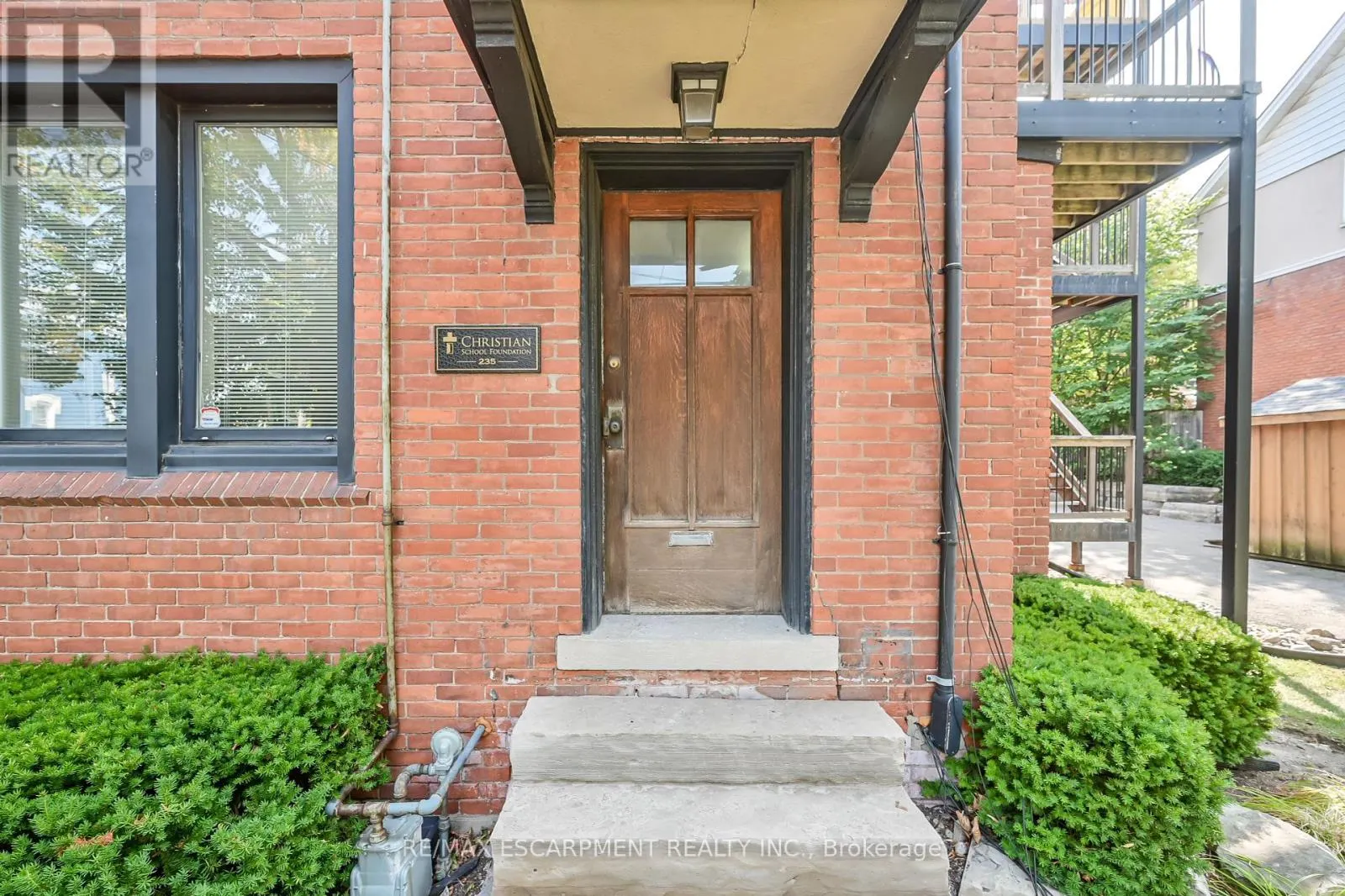 235 QUEEN STREET S