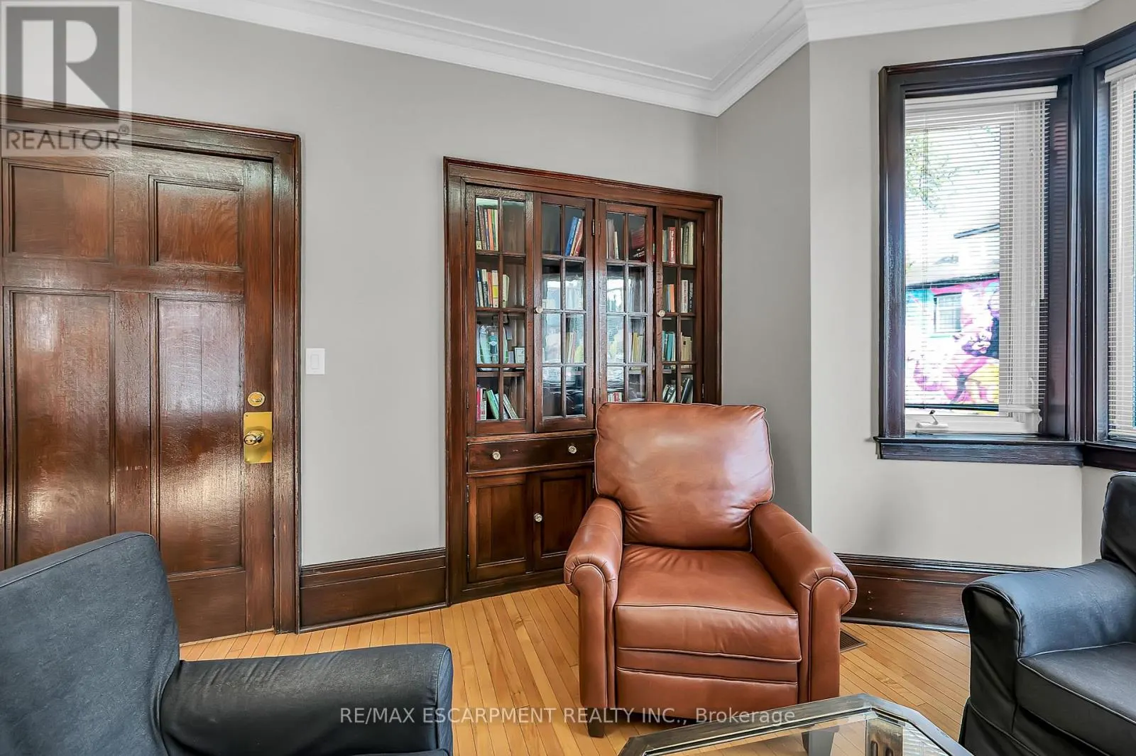 235 QUEEN STREET S