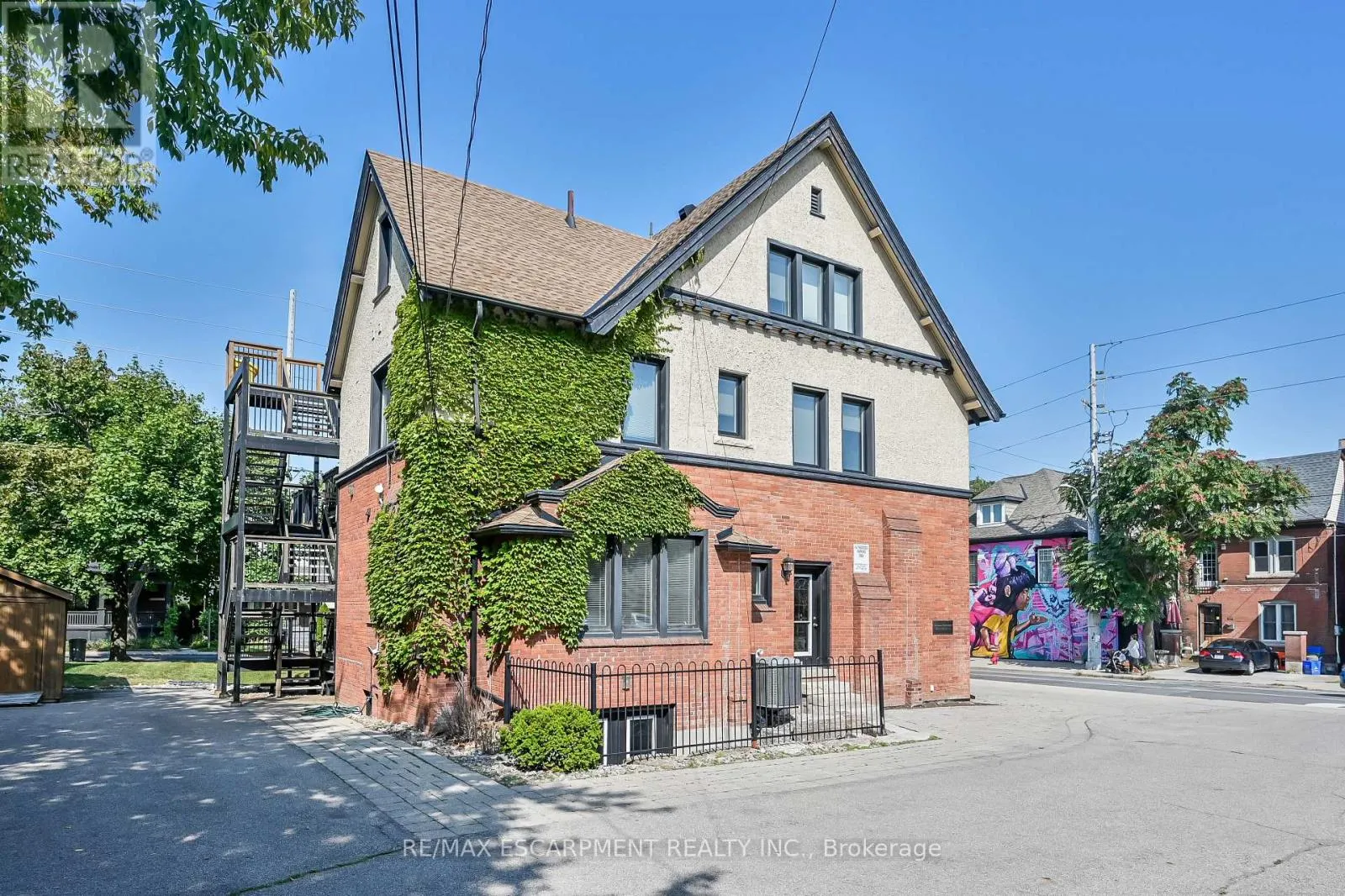 235 QUEEN STREET S