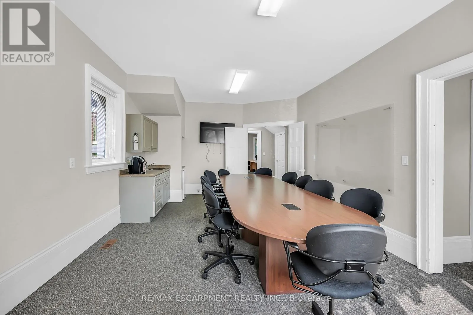 235 QUEEN STREET S
