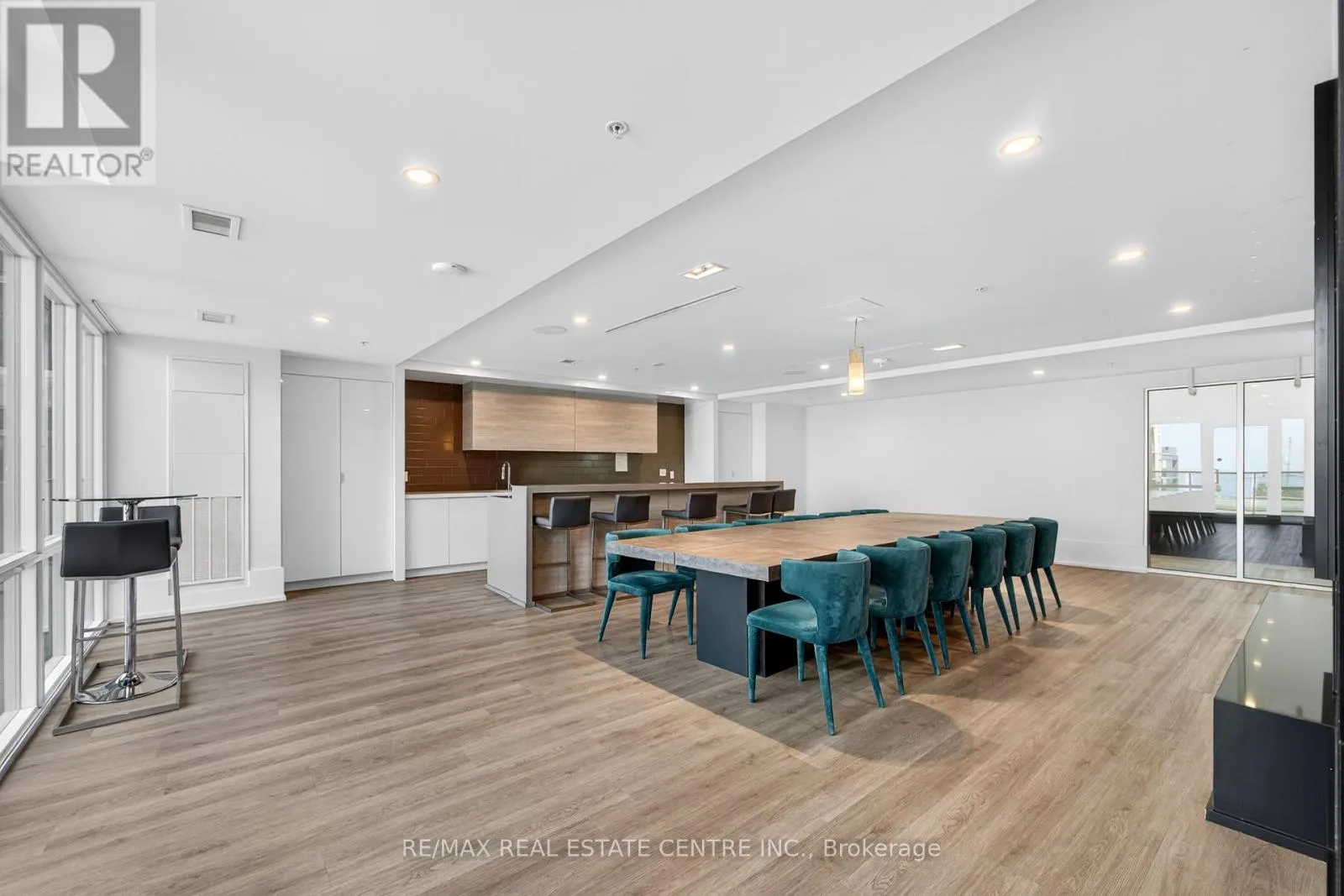 402 - 16 CONCORD PLACE