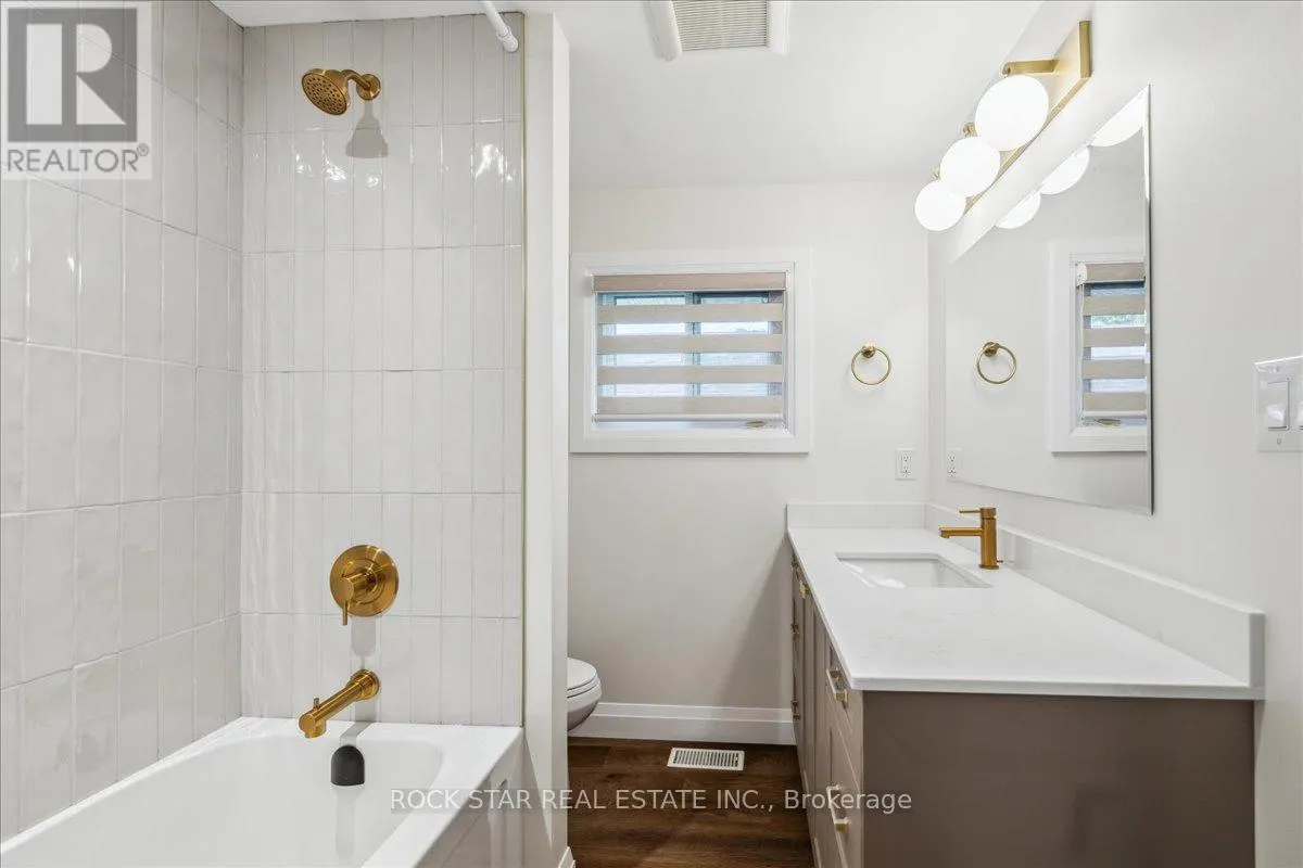 UPPER - 258 POTTRUFF ROAD N