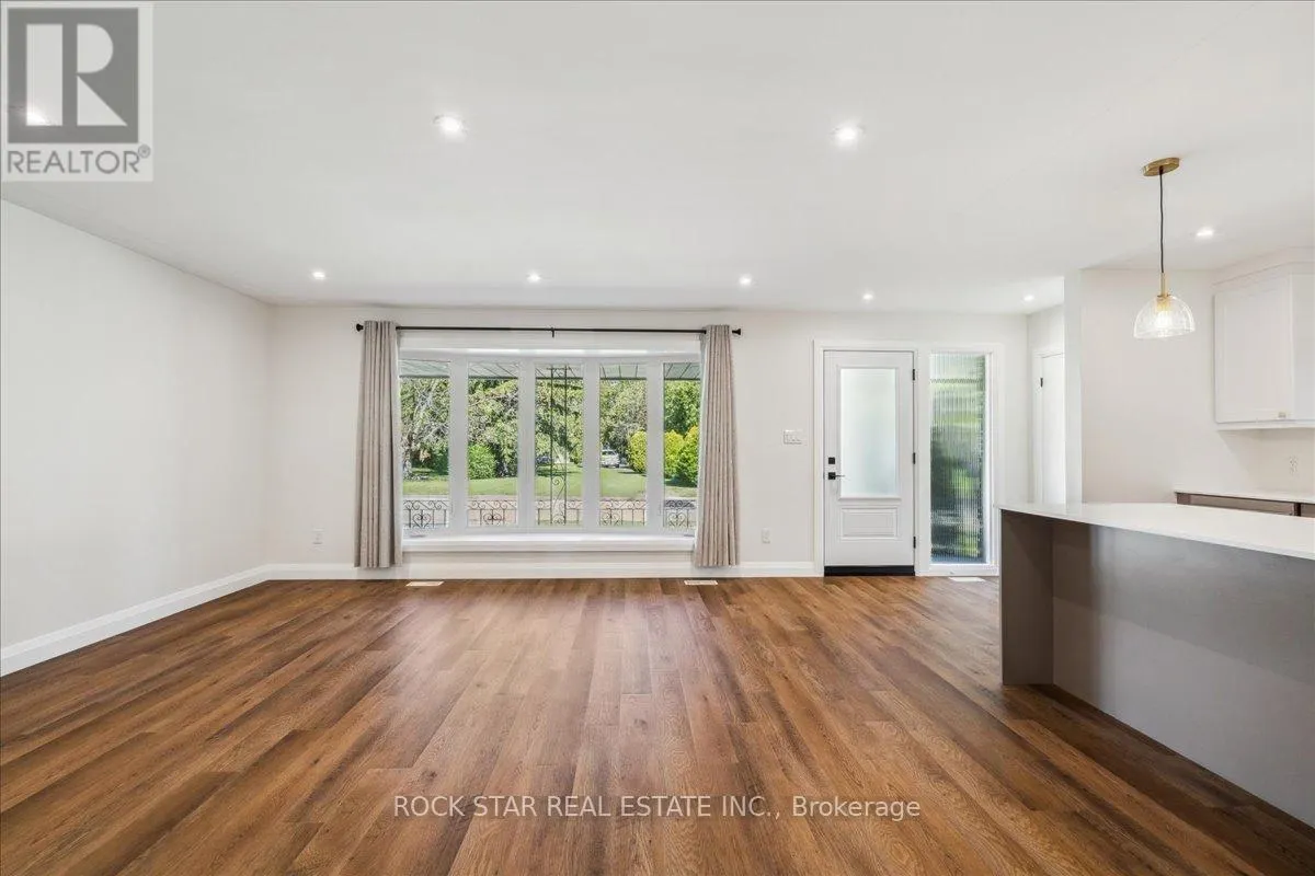 UPPER - 258 POTTRUFF ROAD N