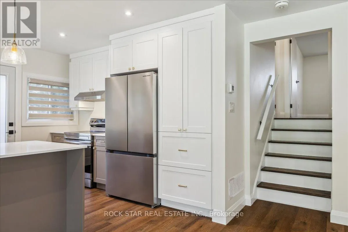 UPPER - 258 POTTRUFF ROAD N