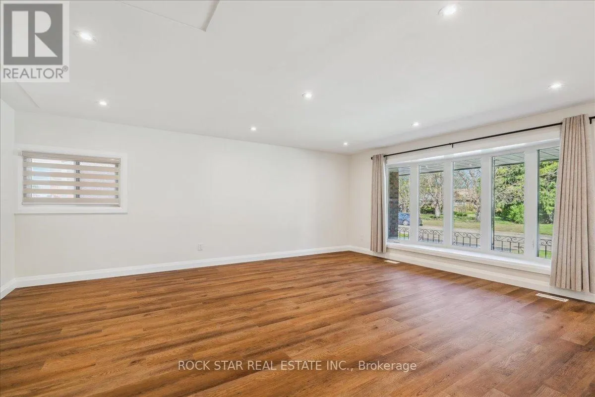 UPPER - 258 POTTRUFF ROAD N
