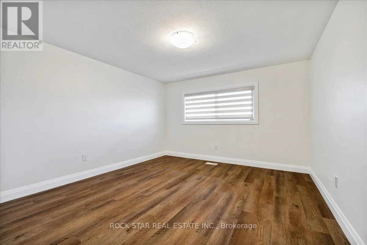 UPPER - 258 POTTRUFF ROAD N
