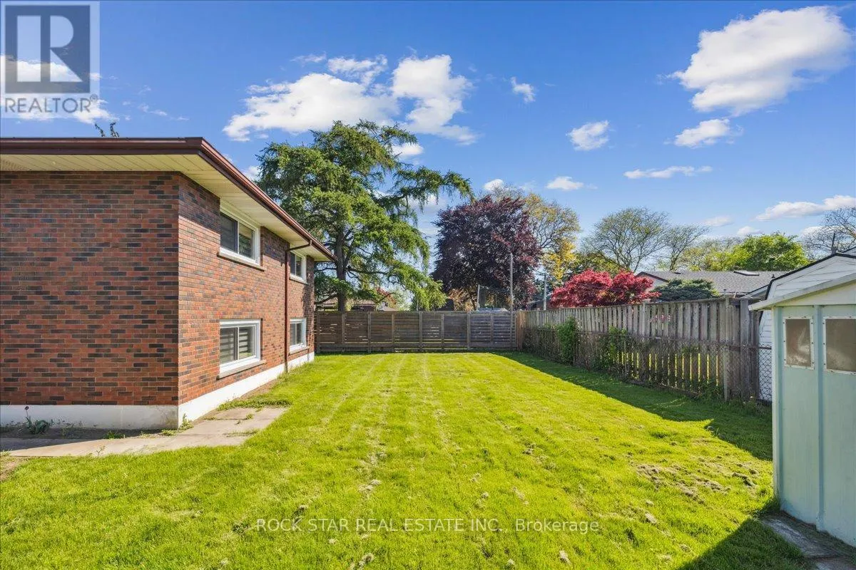 UPPER - 258 POTTRUFF ROAD N