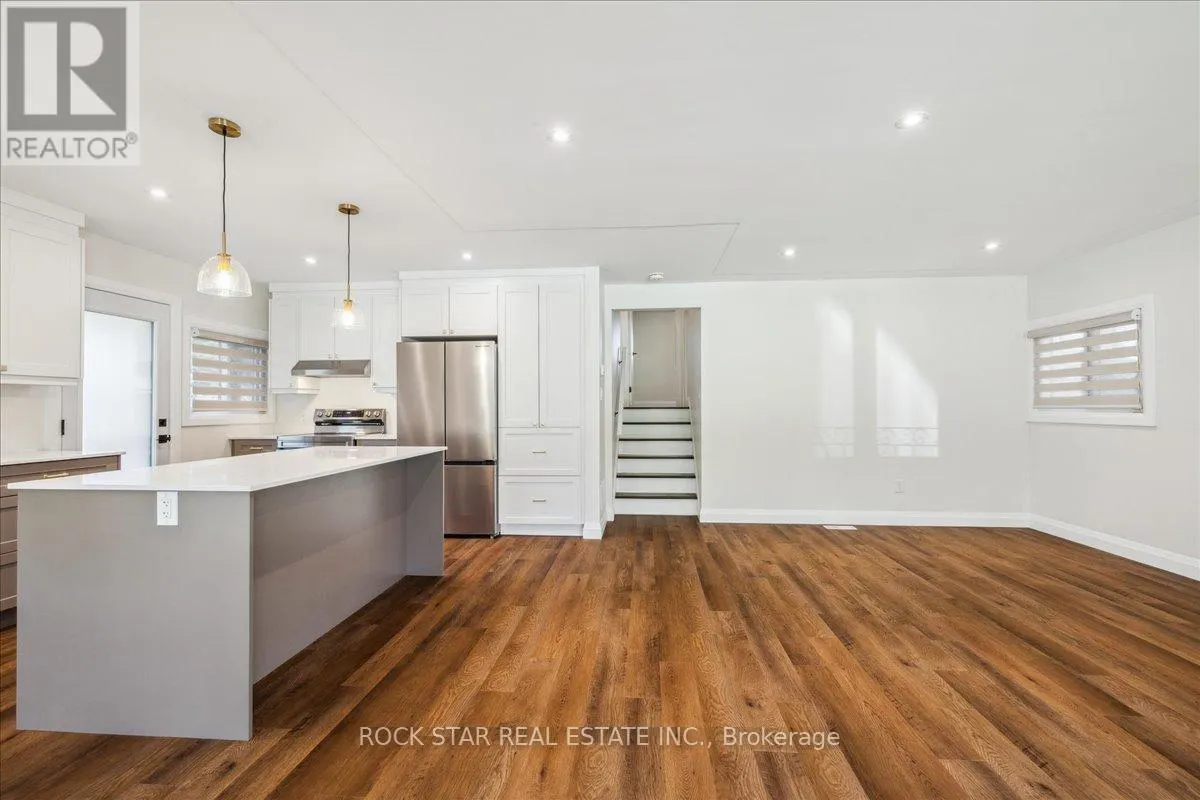 UPPER - 258 POTTRUFF ROAD N