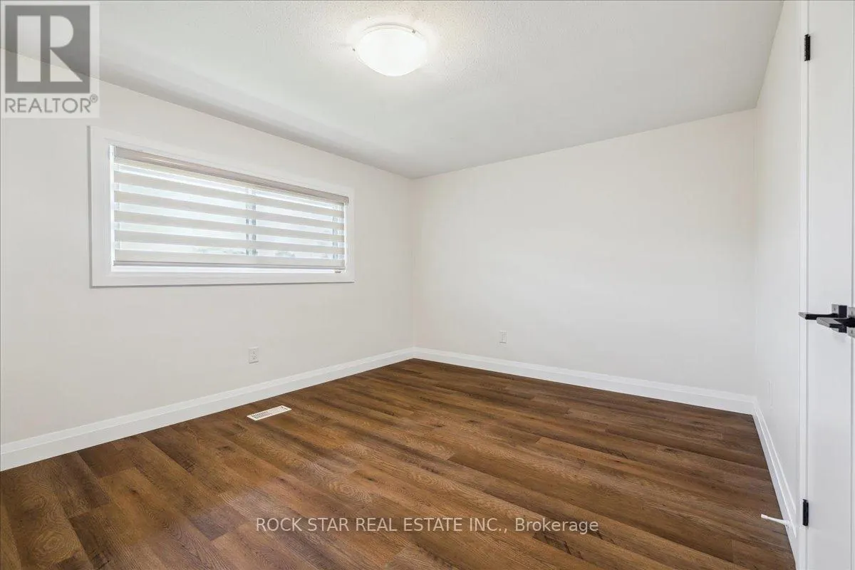 UPPER - 258 POTTRUFF ROAD N