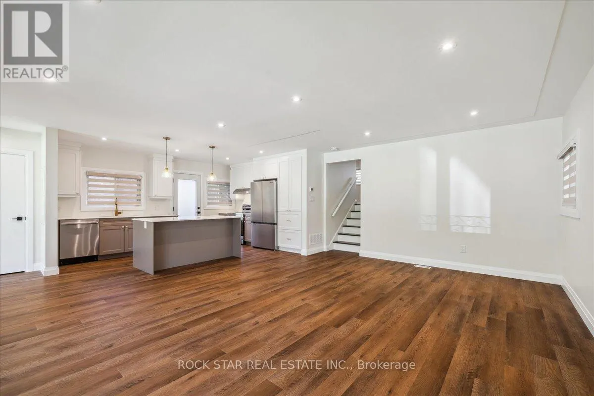 UPPER - 258 POTTRUFF ROAD N