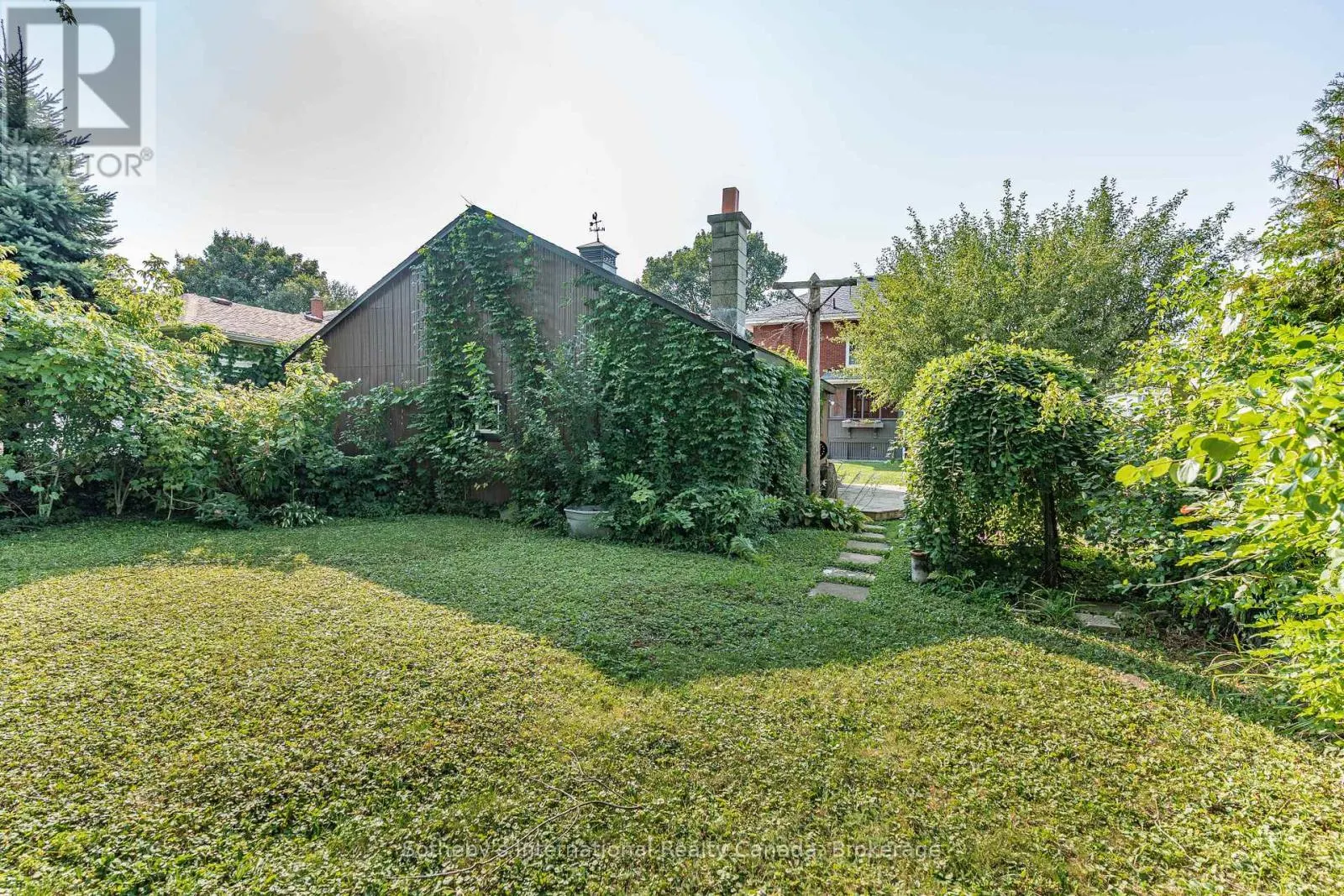 122 LAKE AVENUE DRIVE