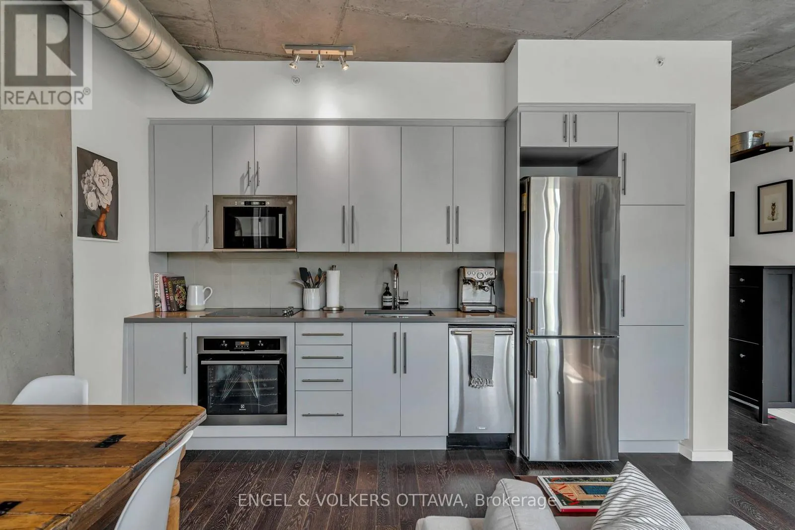 210 - 1000 WELLINGTON STREET W