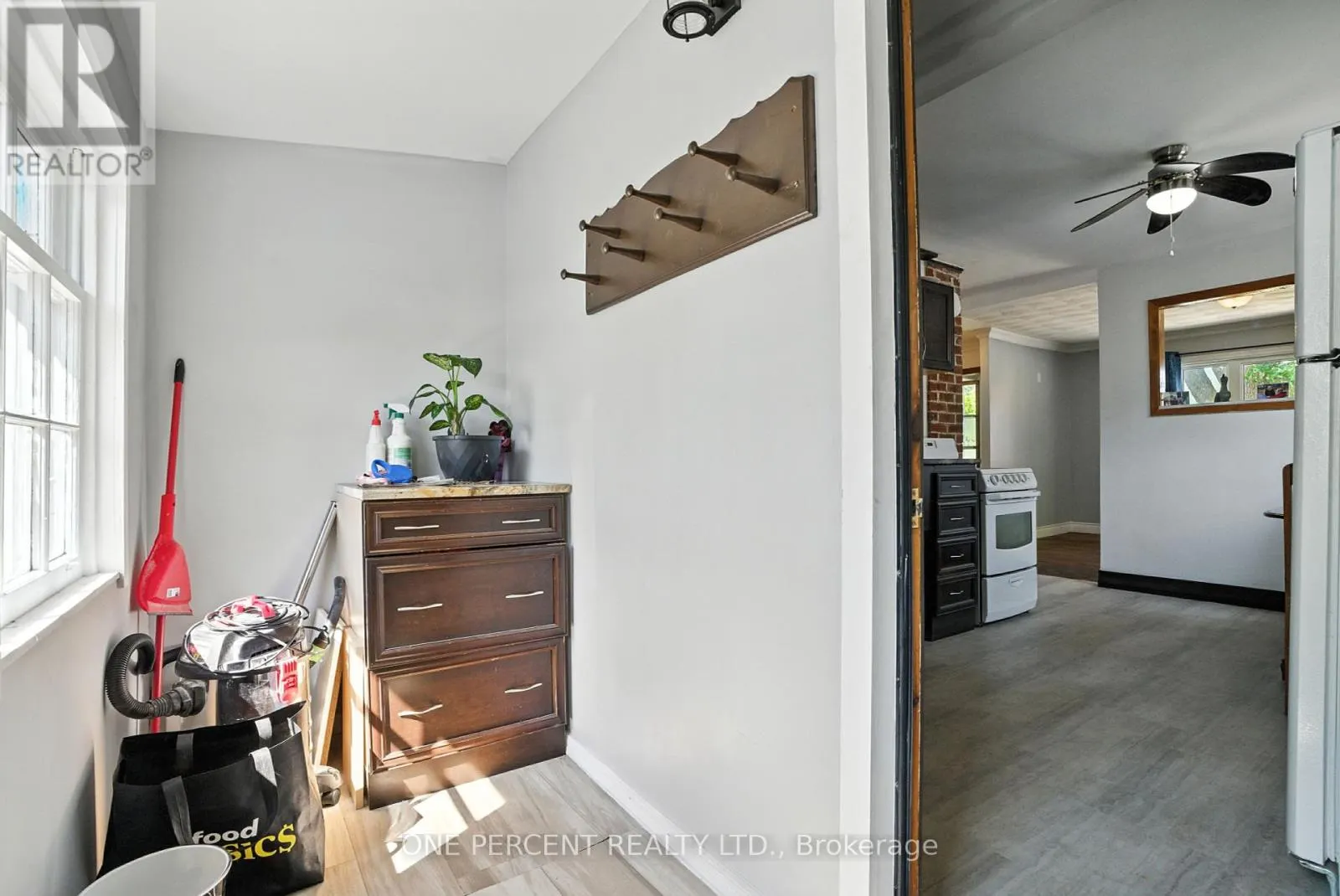 279 ANNA AVENUE W