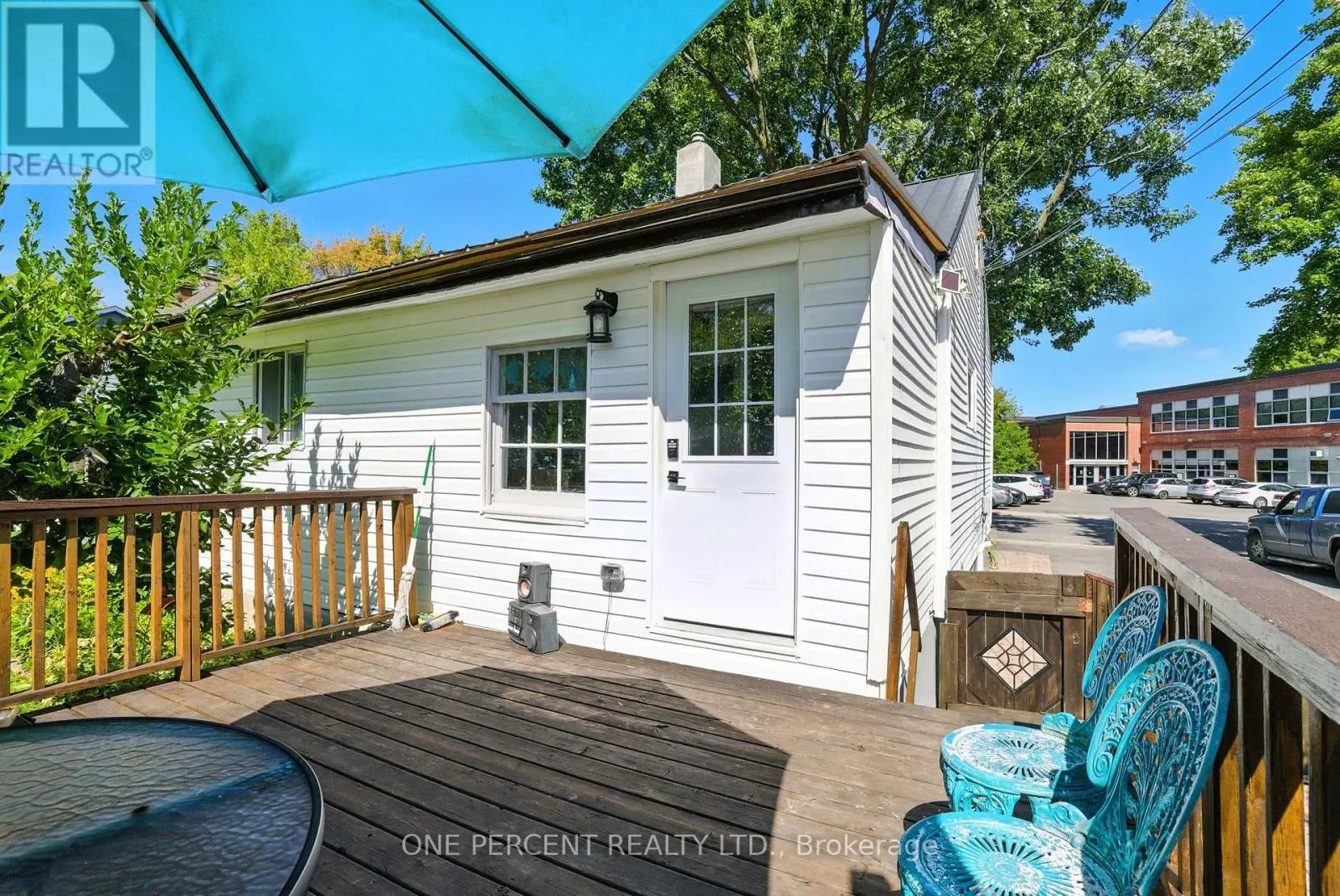 279 ANNA AVENUE W