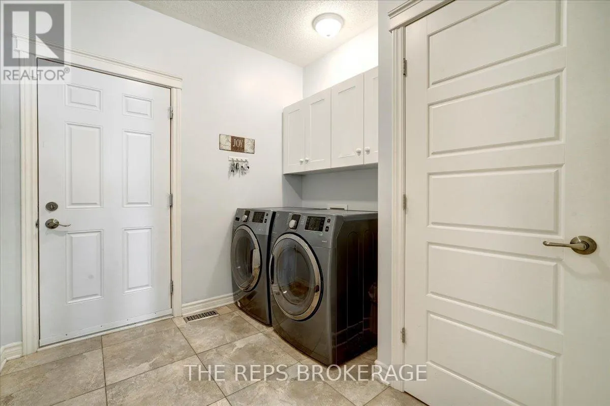 206 COUNTRY LANE DRIVE W