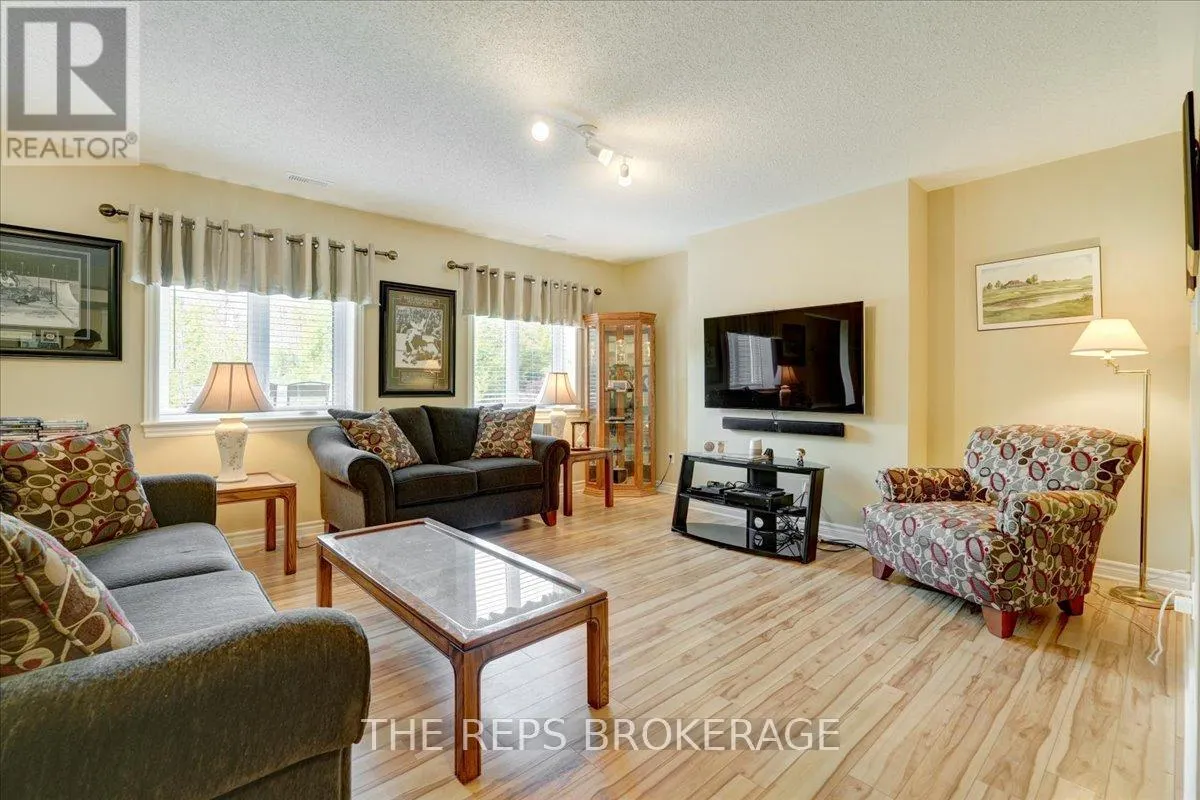 206 COUNTRY LANE DRIVE W