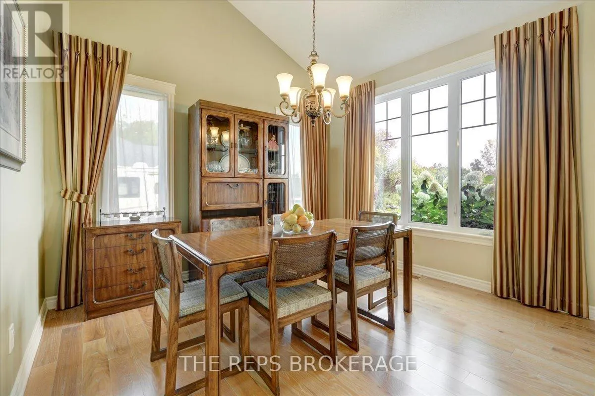 206 COUNTRY LANE DRIVE W