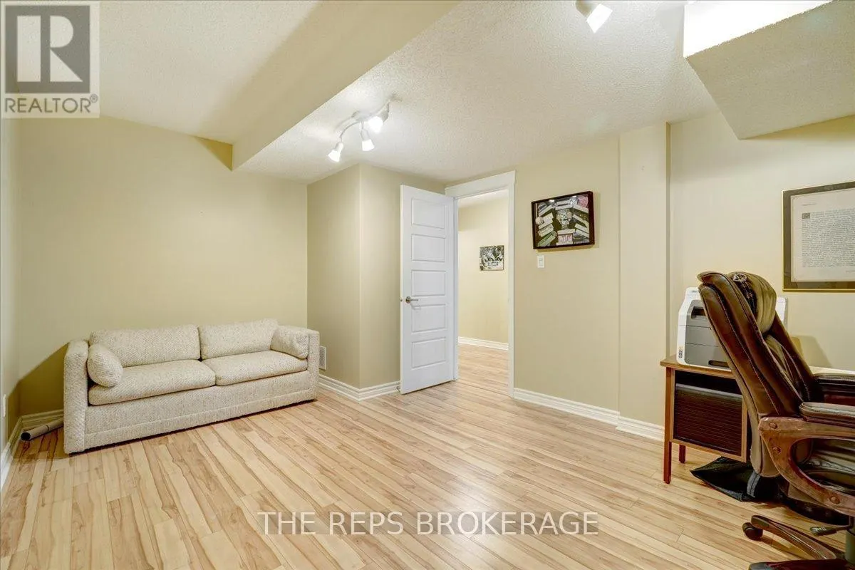 206 COUNTRY LANE DRIVE W