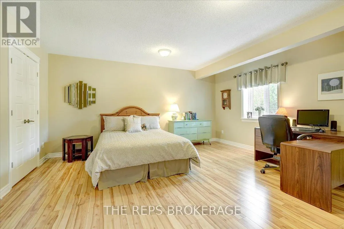 206 COUNTRY LANE DRIVE W