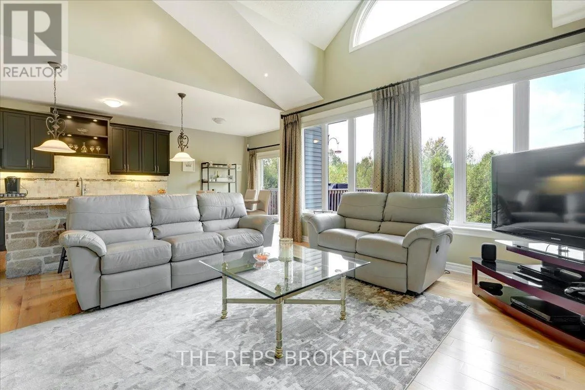 206 COUNTRY LANE DRIVE W