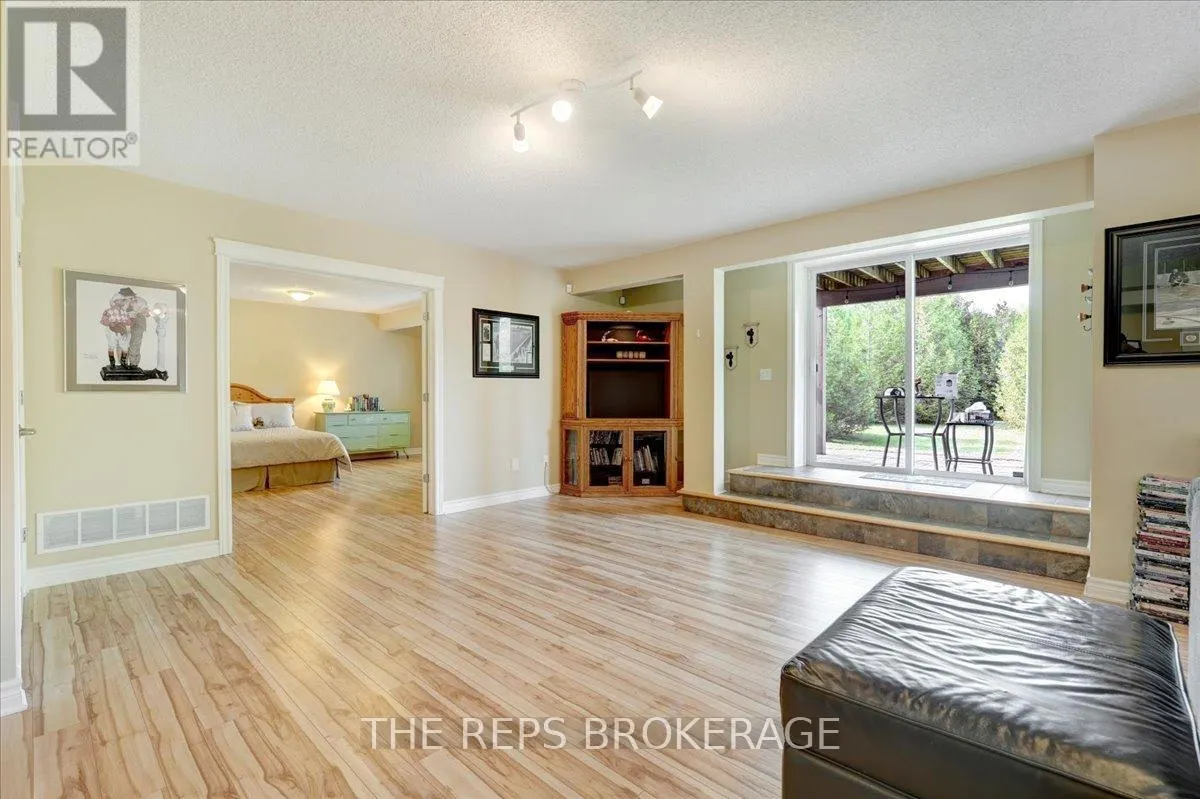 206 COUNTRY LANE DRIVE W