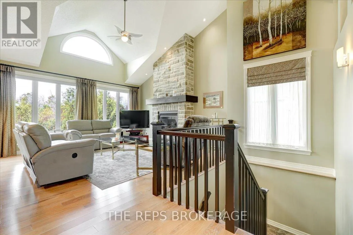 206 COUNTRY LANE DRIVE W