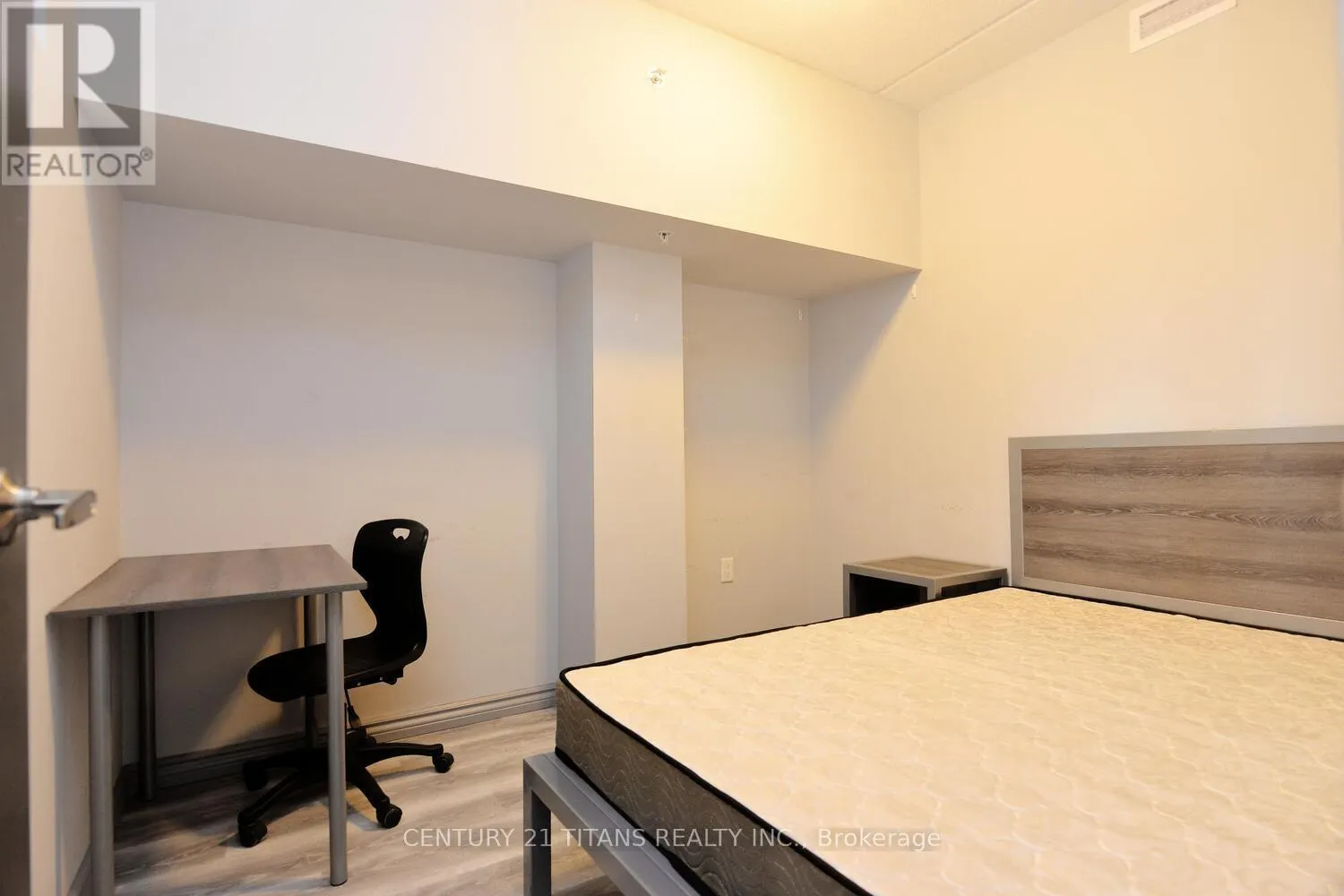 G405 - 275 LARCH STREET