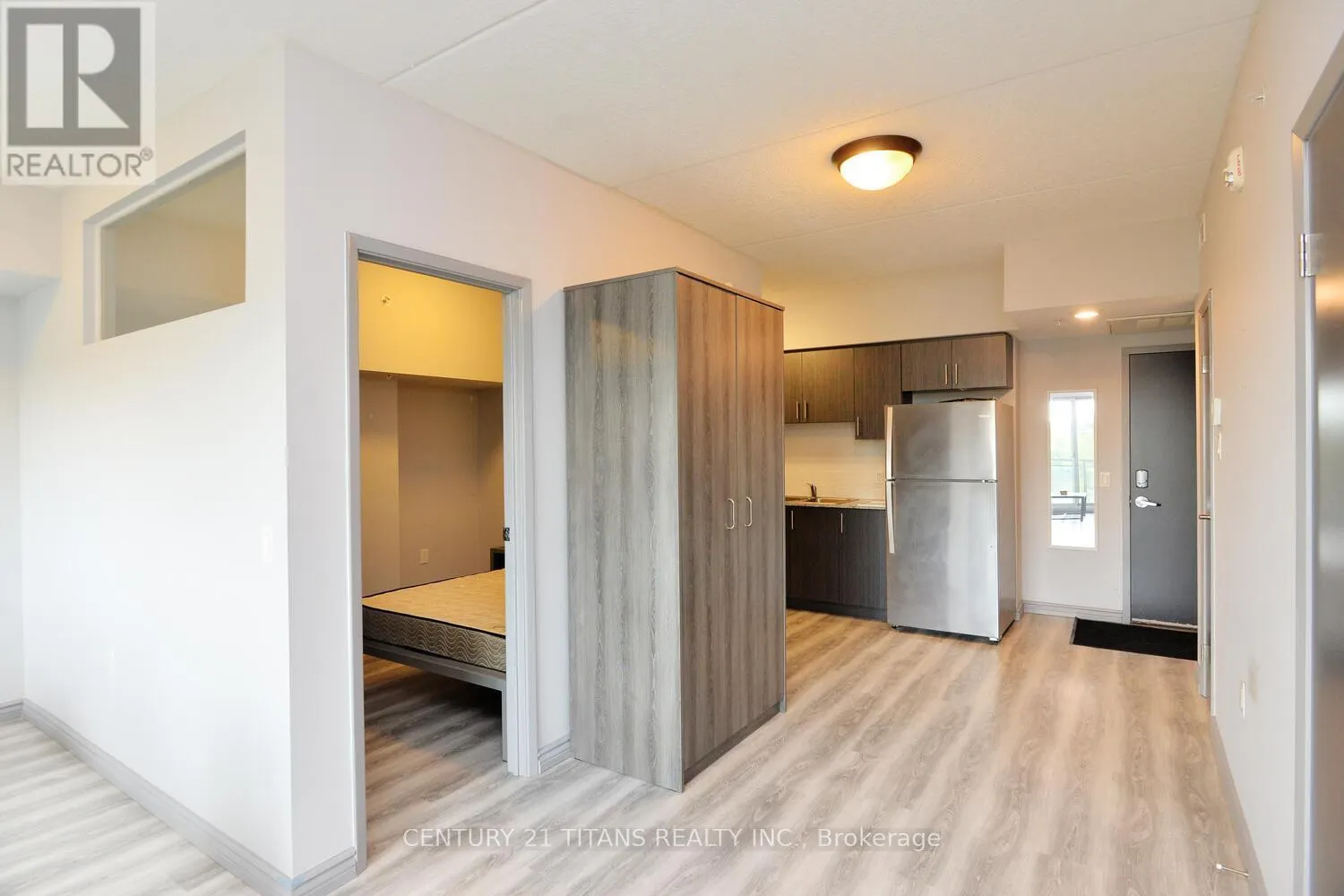 G405 - 275 LARCH STREET