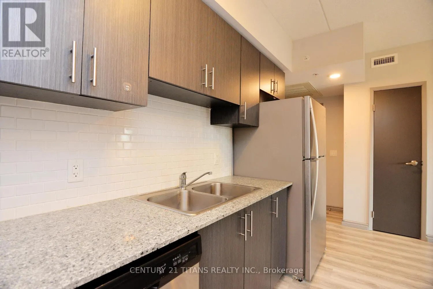 G405 - 275 LARCH STREET