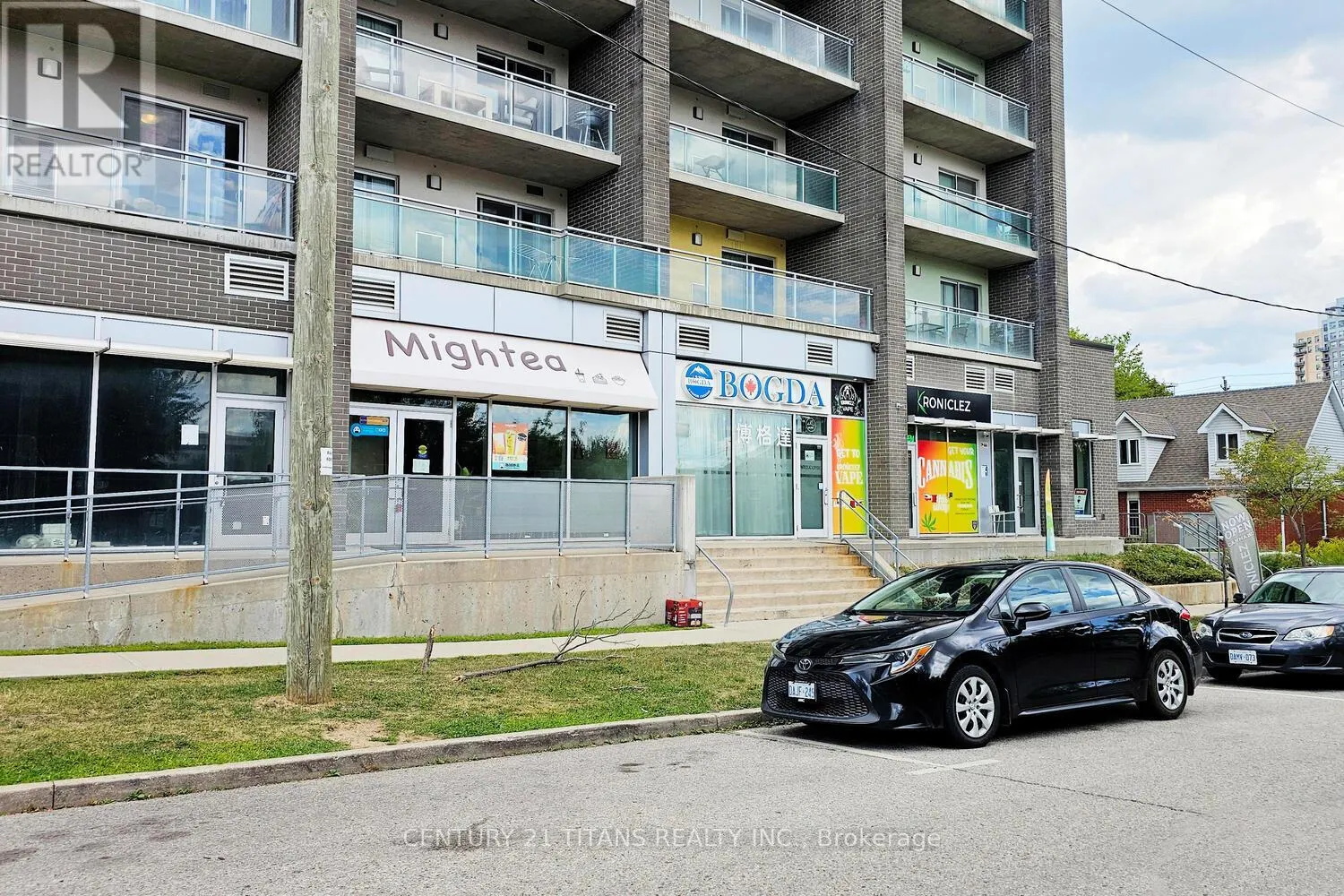 G405 - 275 LARCH STREET