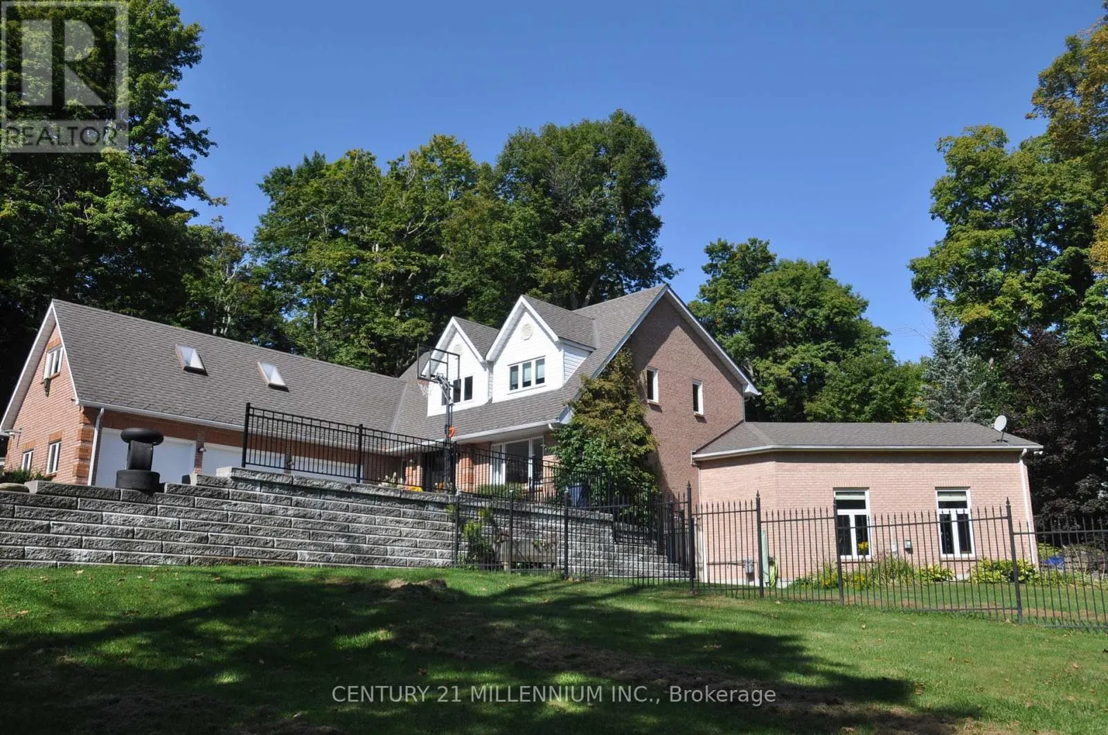 7 ERINWOOD DRIVE