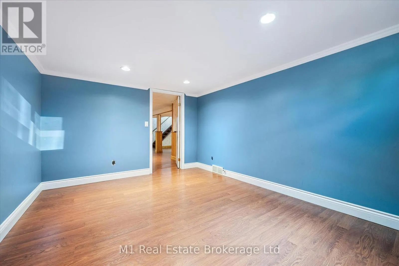 16 HASTINGS BOULEVARD