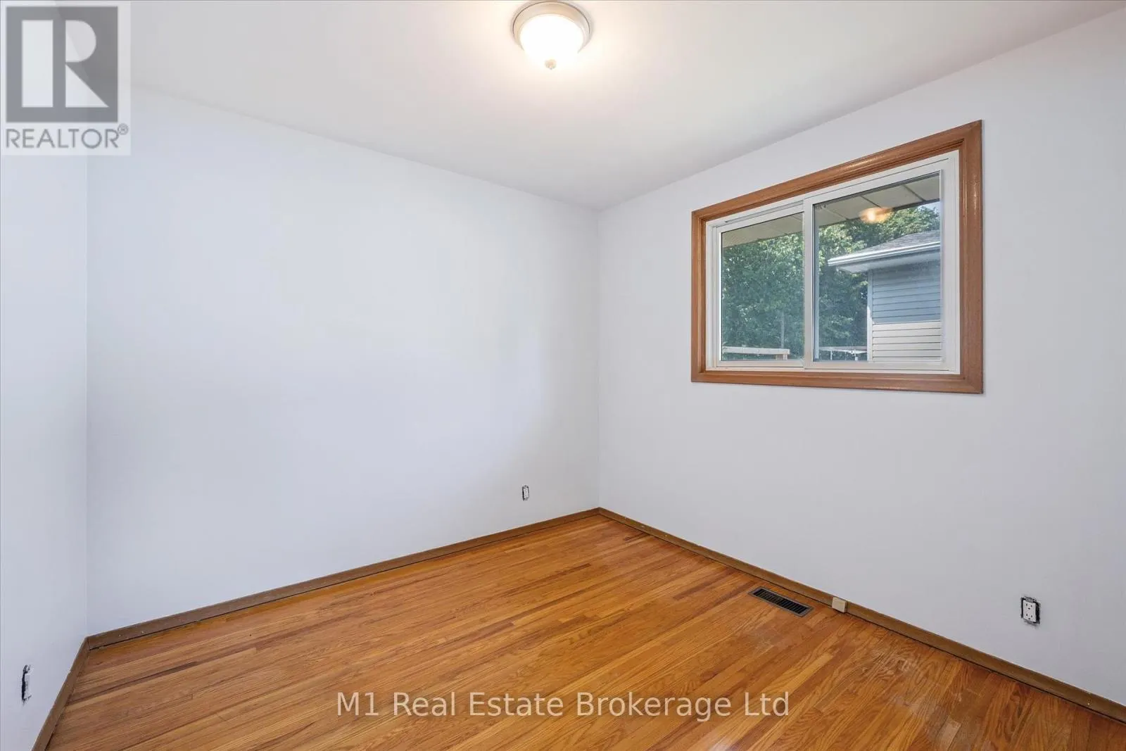 16 HASTINGS BOULEVARD