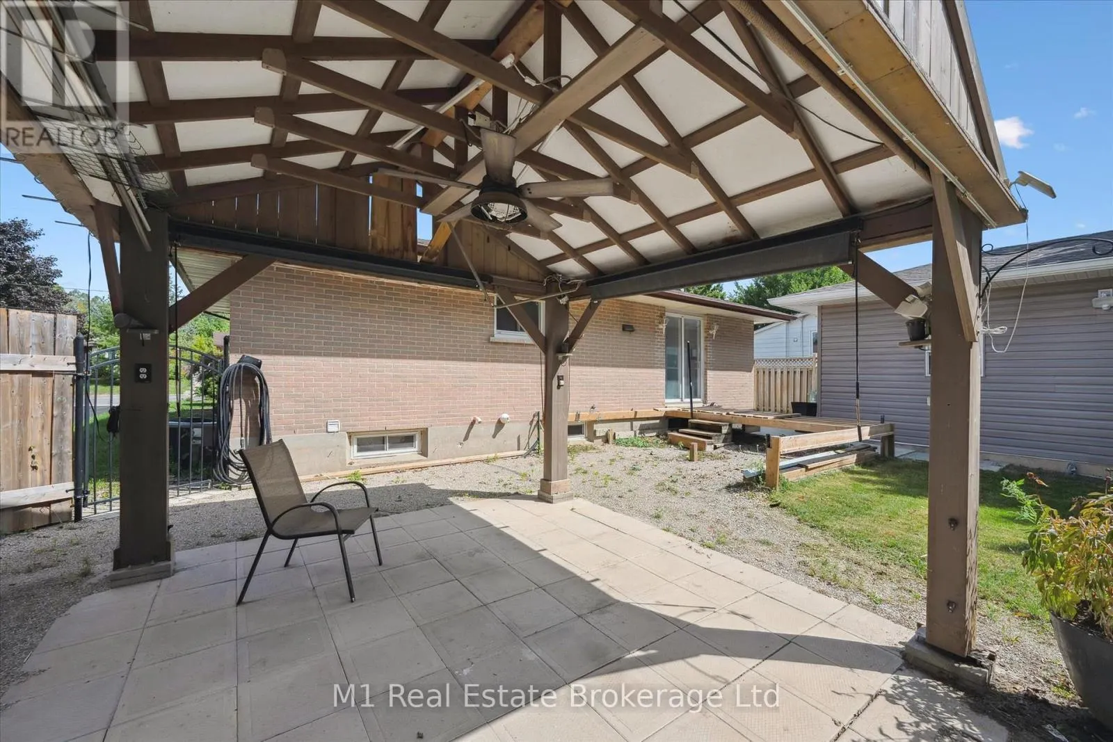16 HASTINGS BOULEVARD
