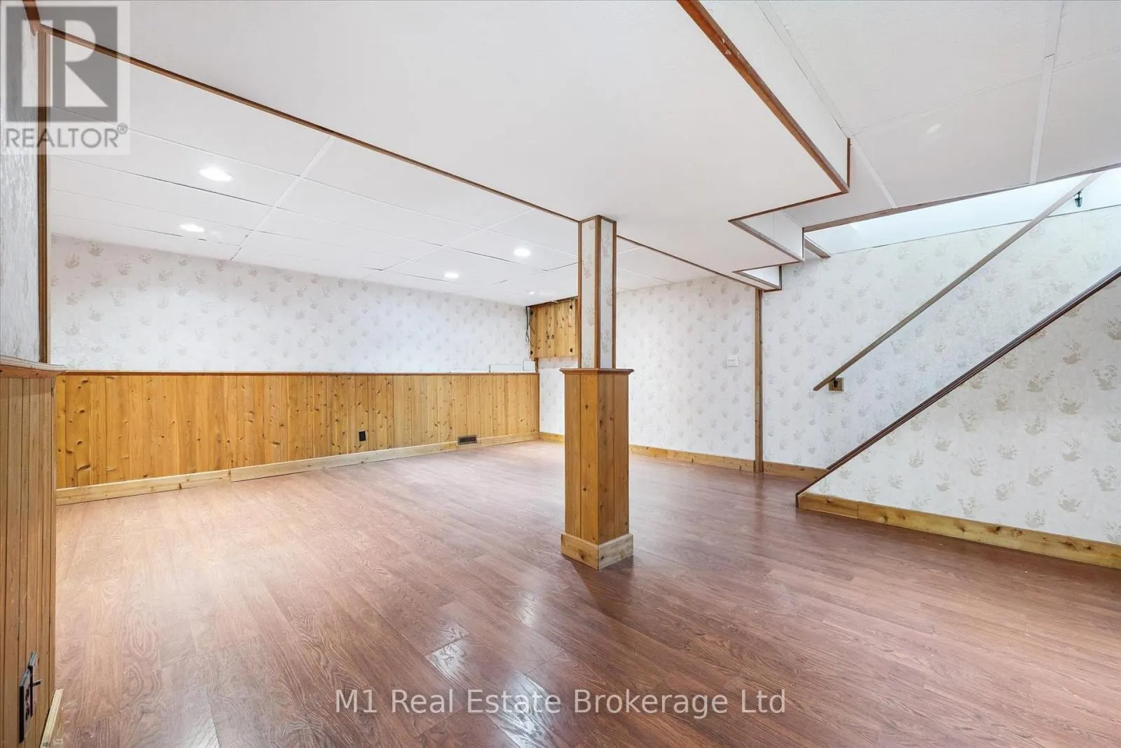 16 HASTINGS BOULEVARD