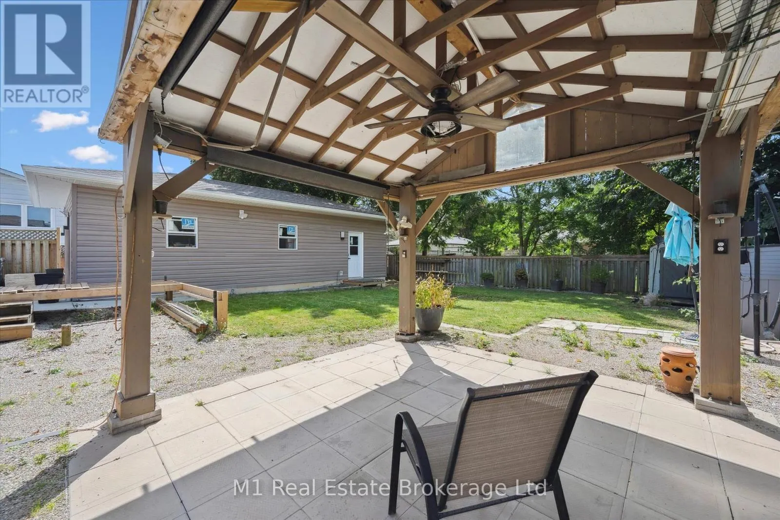 16 HASTINGS BOULEVARD