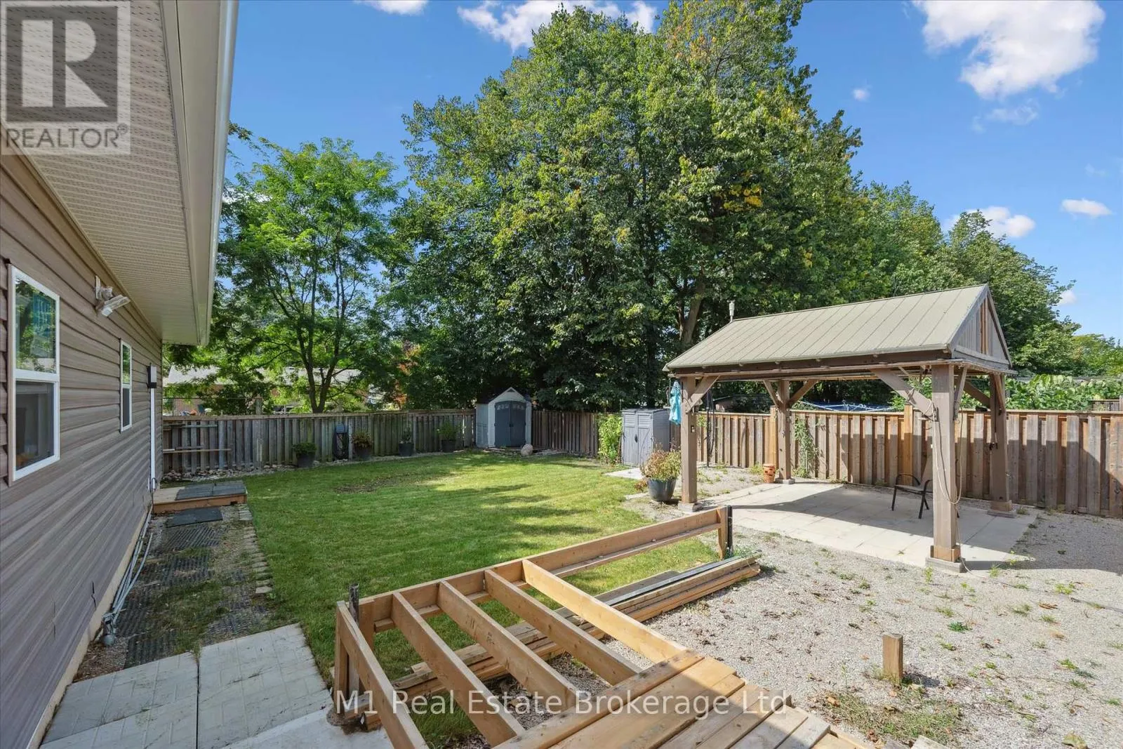 16 HASTINGS BOULEVARD