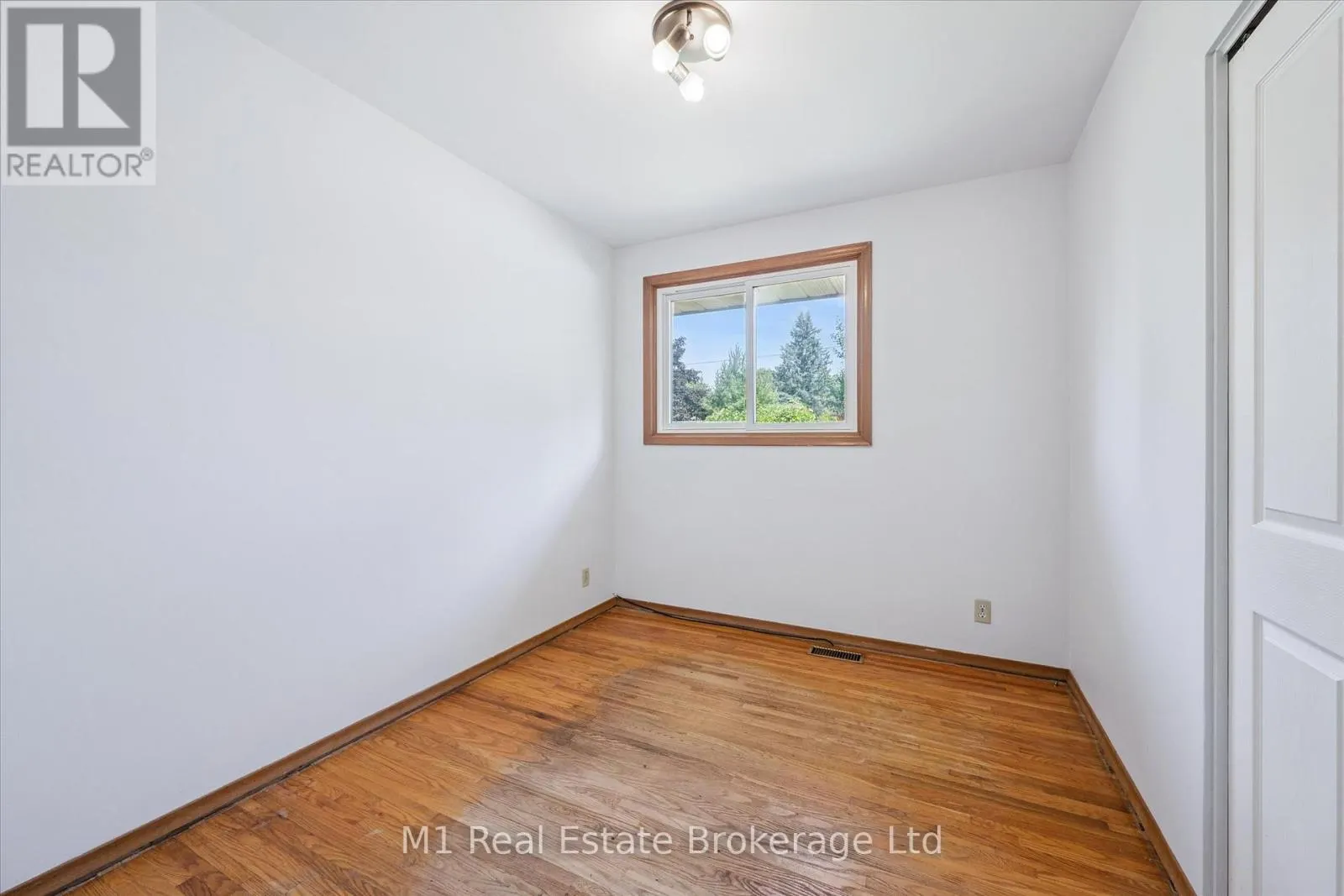 16 HASTINGS BOULEVARD