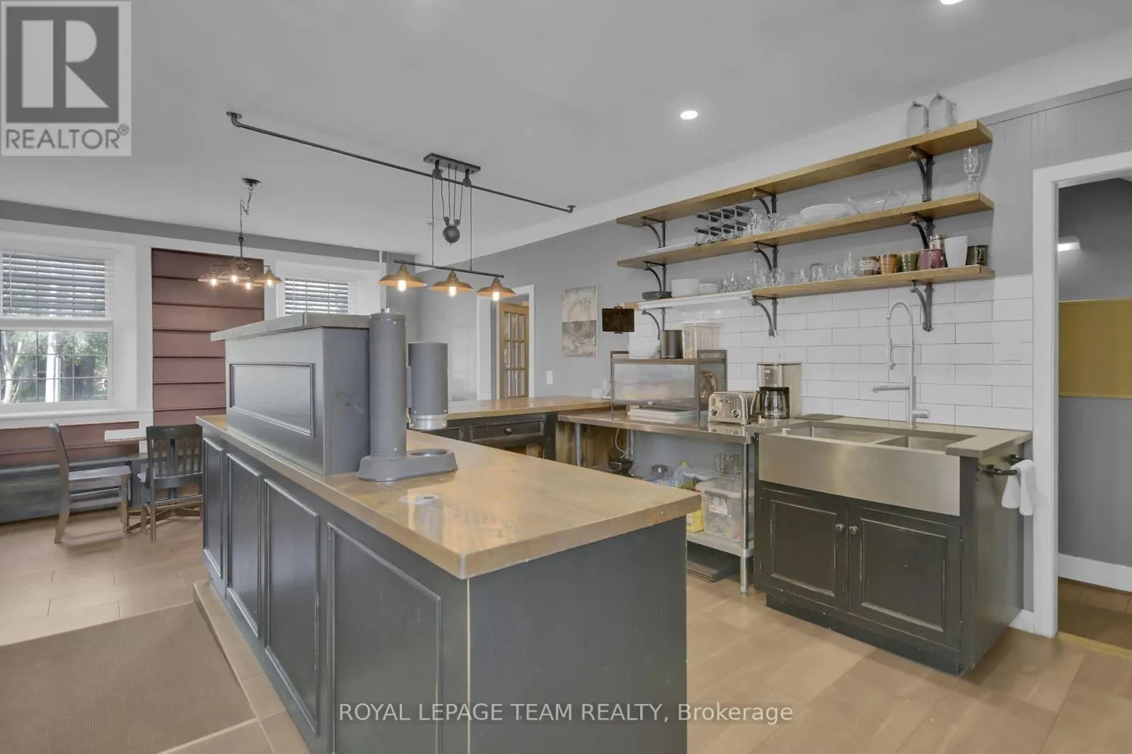6 SPENCER STREET S