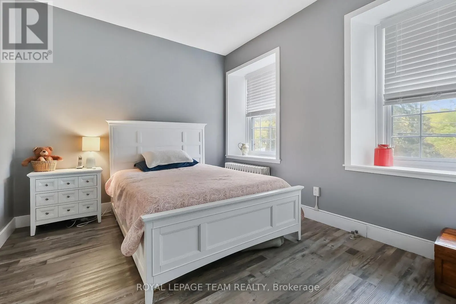 6 SPENCER STREET S