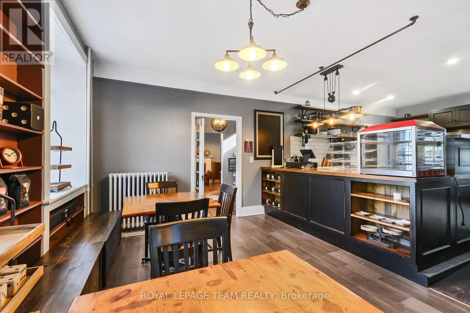 6 SPENCER STREET S