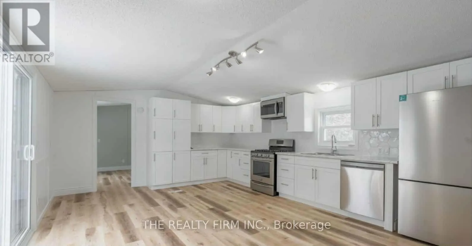 18 - 75049 HENSALL ROAD, #18