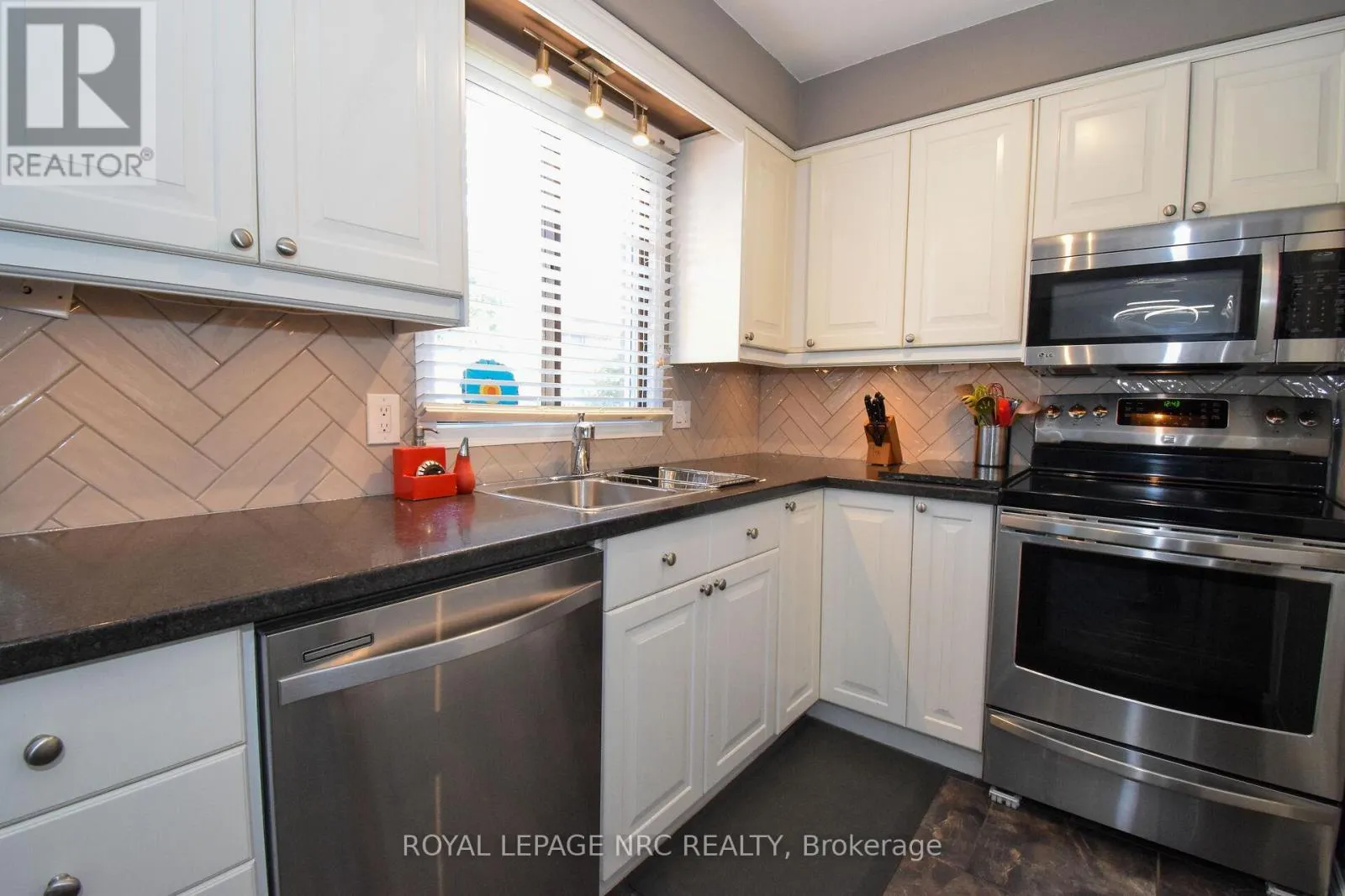 23 GREYSTONE CRESCENT