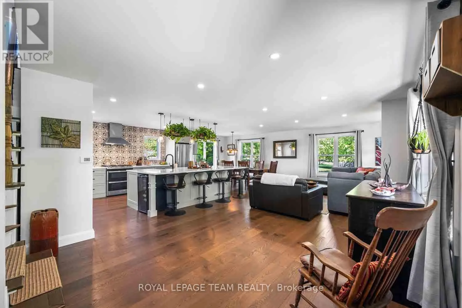 1271 COLLIER CRESCENT