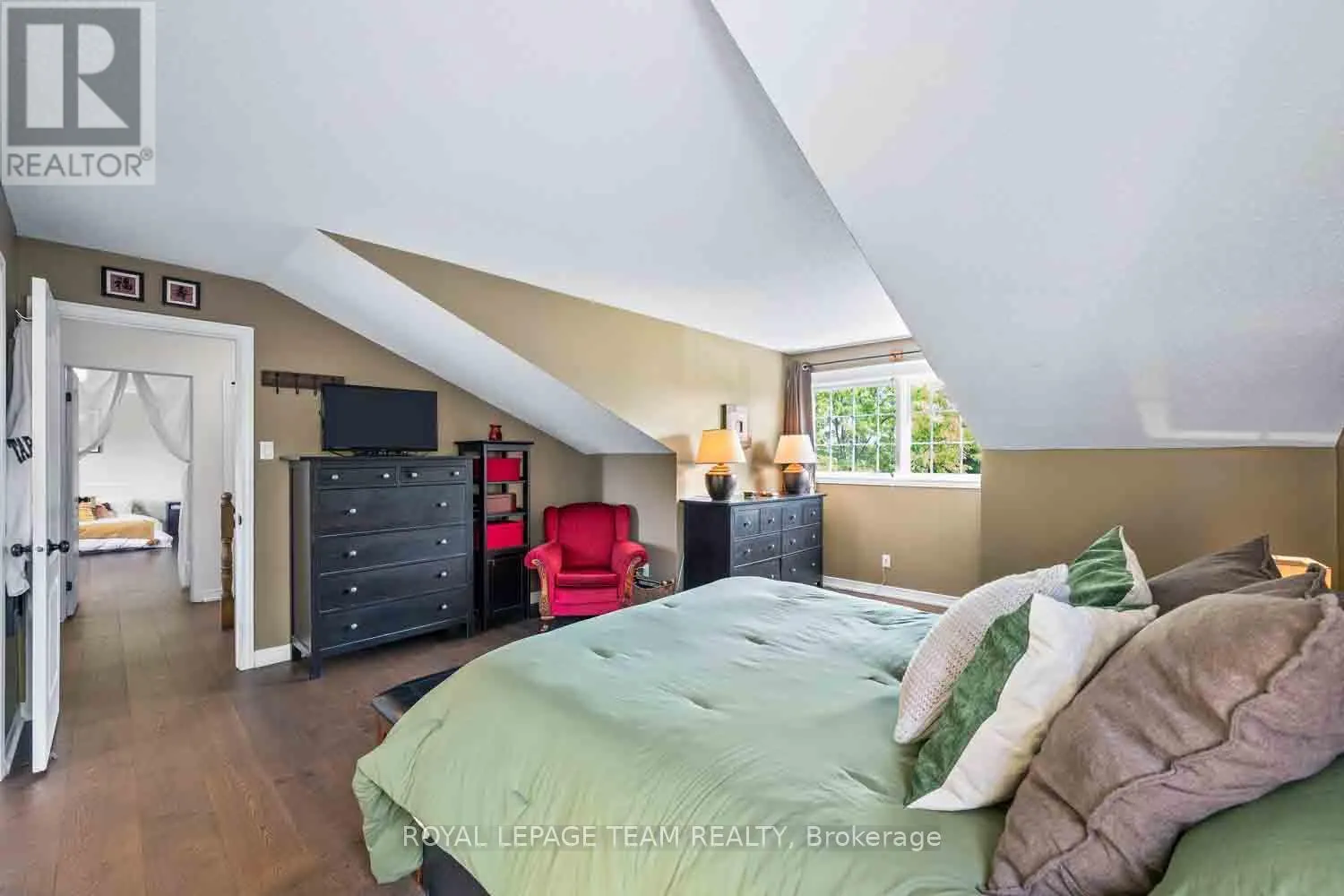 1271 COLLIER CRESCENT