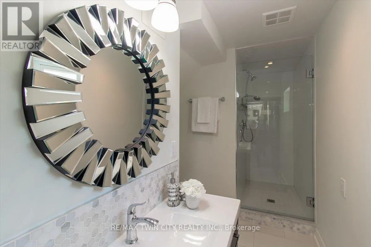 PENTHOUSE - 200 CHARLTON AVENUE E