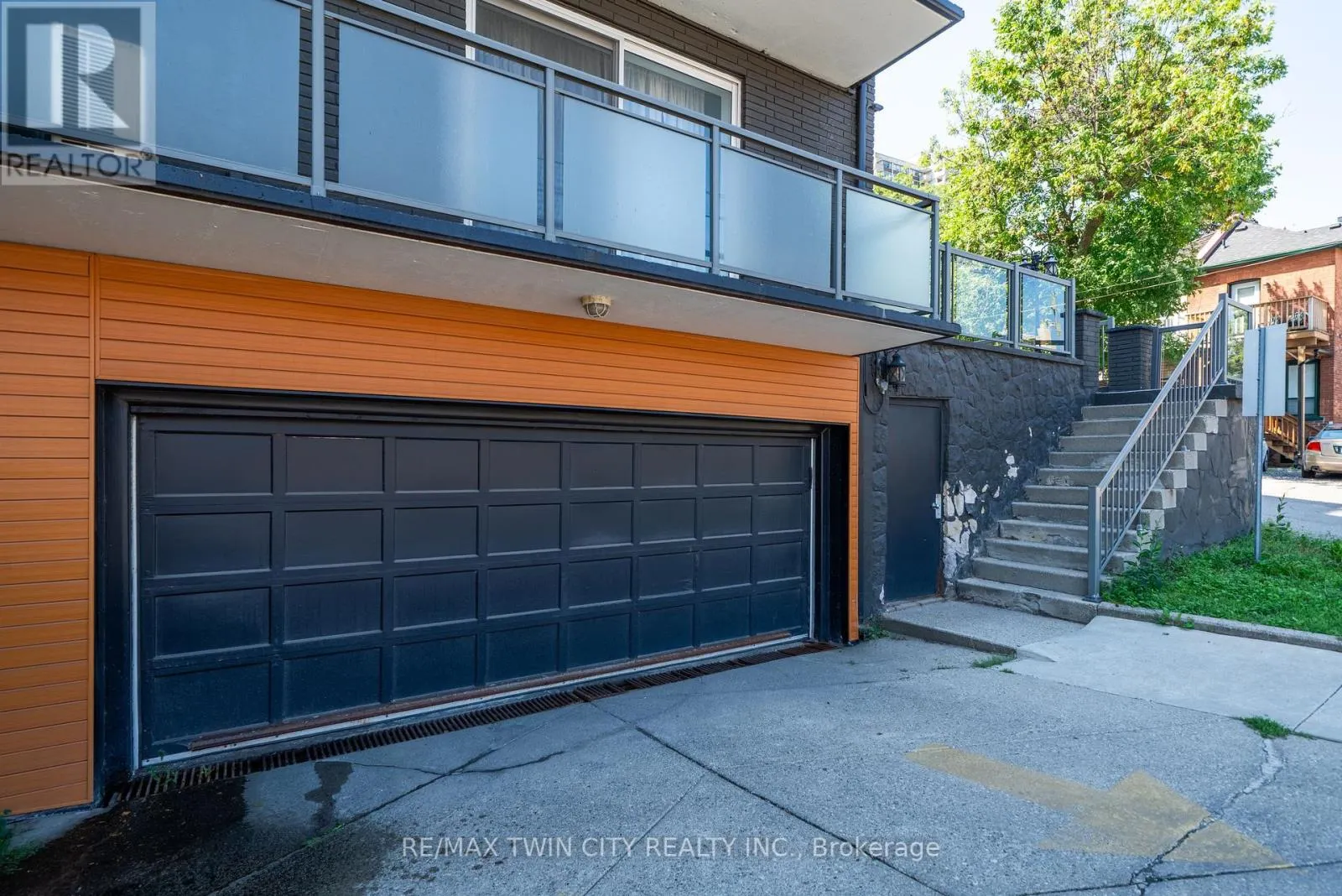 PENTHOUSE - 200 CHARLTON AVENUE E