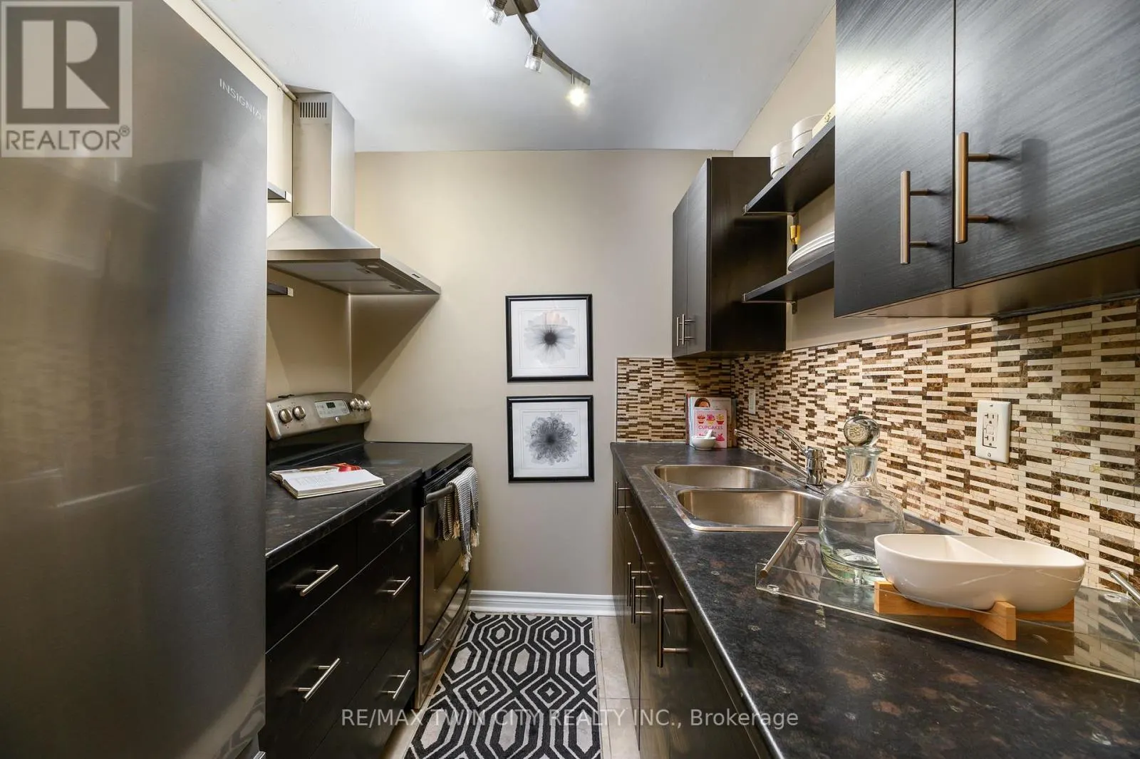 102 - 200 CHARLTON AVENUE E