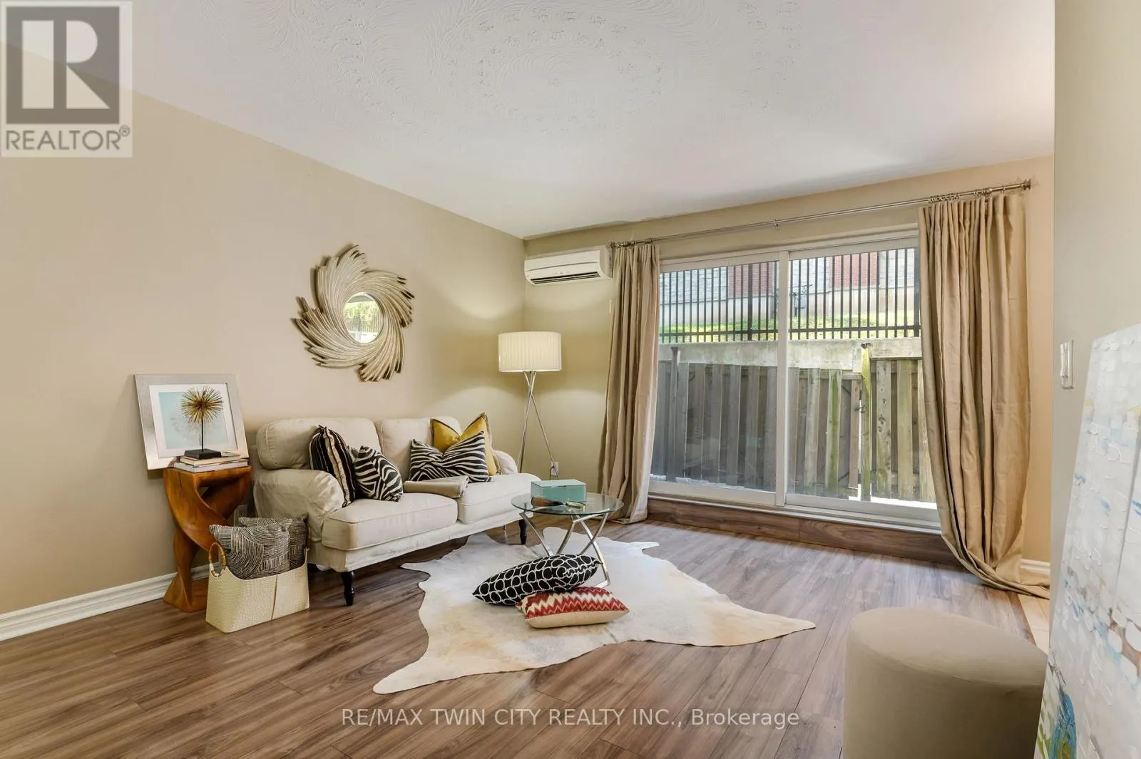102 - 200 CHARLTON AVENUE E